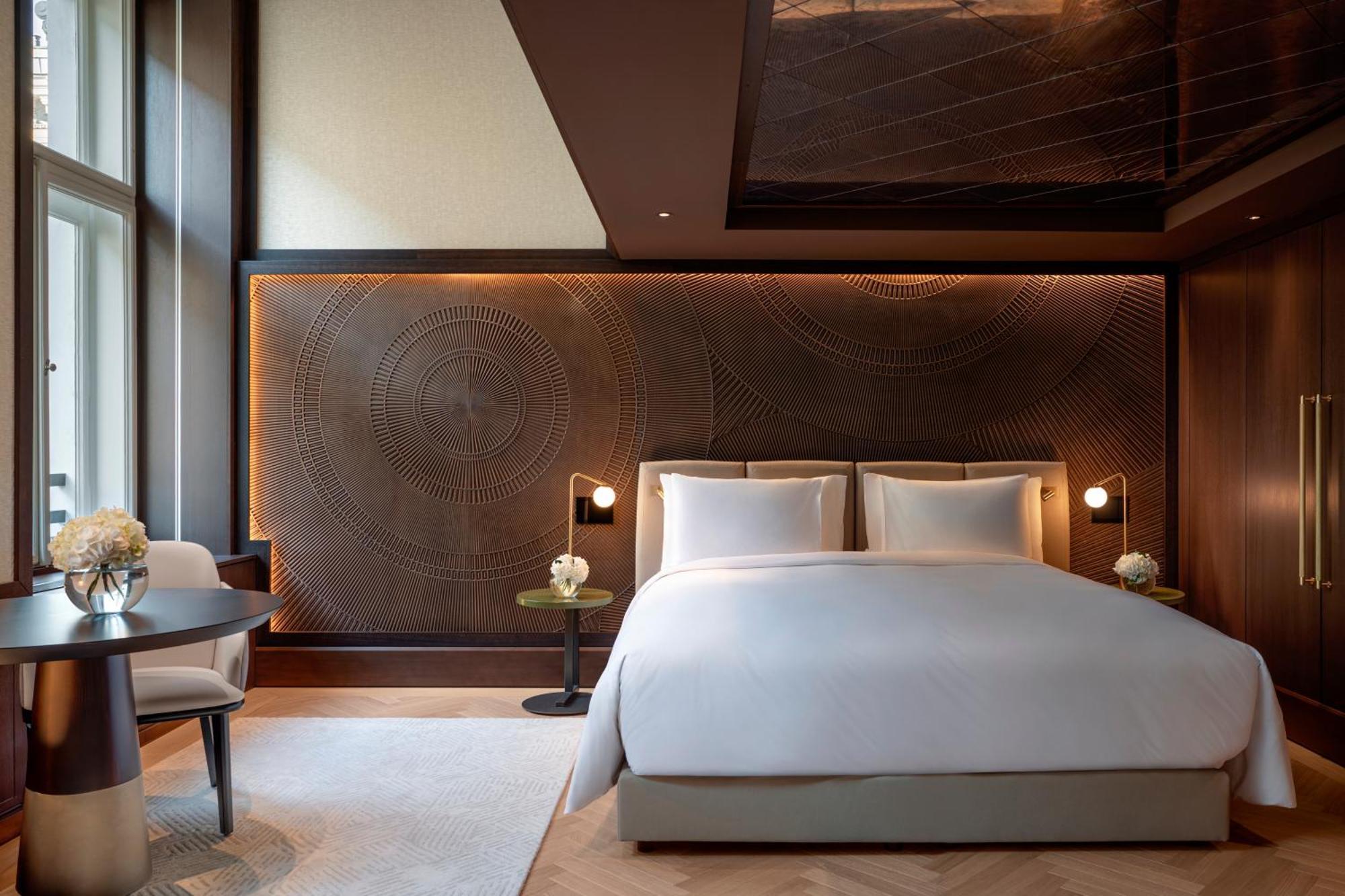 Отель Almanac Palais Вена Экстерьер фото A bedroom at The London Edition