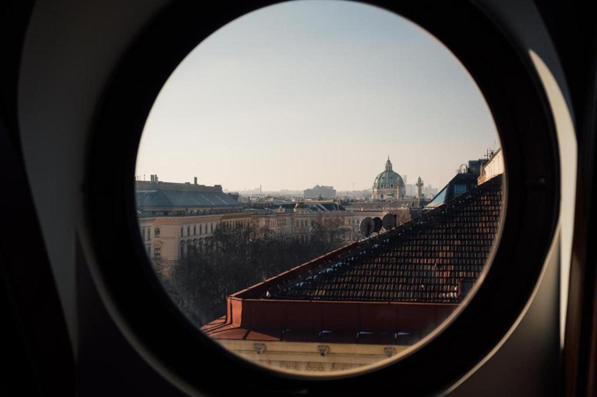 Отель Almanac Palais Вена Экстерьер фото View through a circular window
