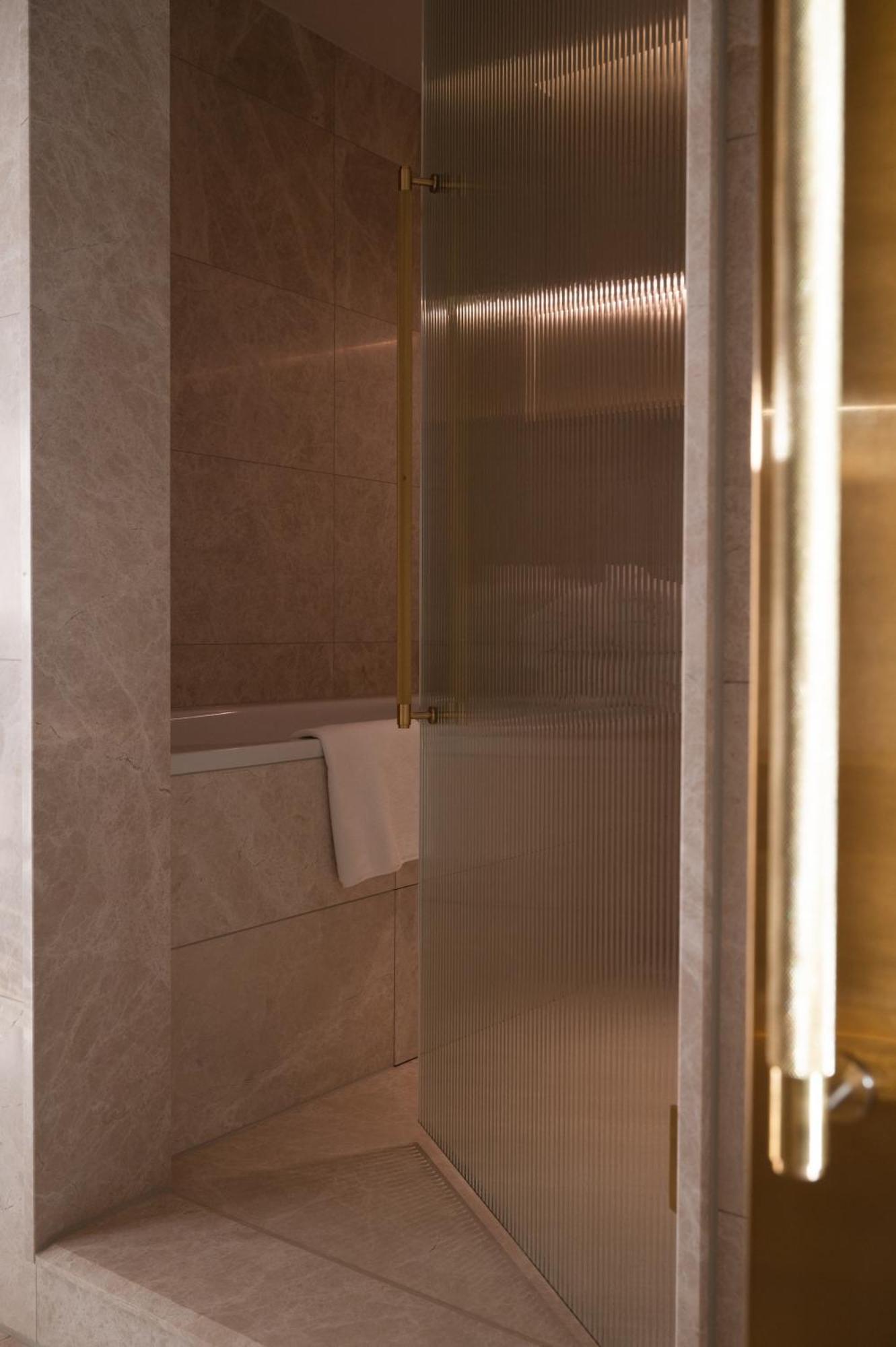 Отель Almanac Palais Вена Номер фото A shower door